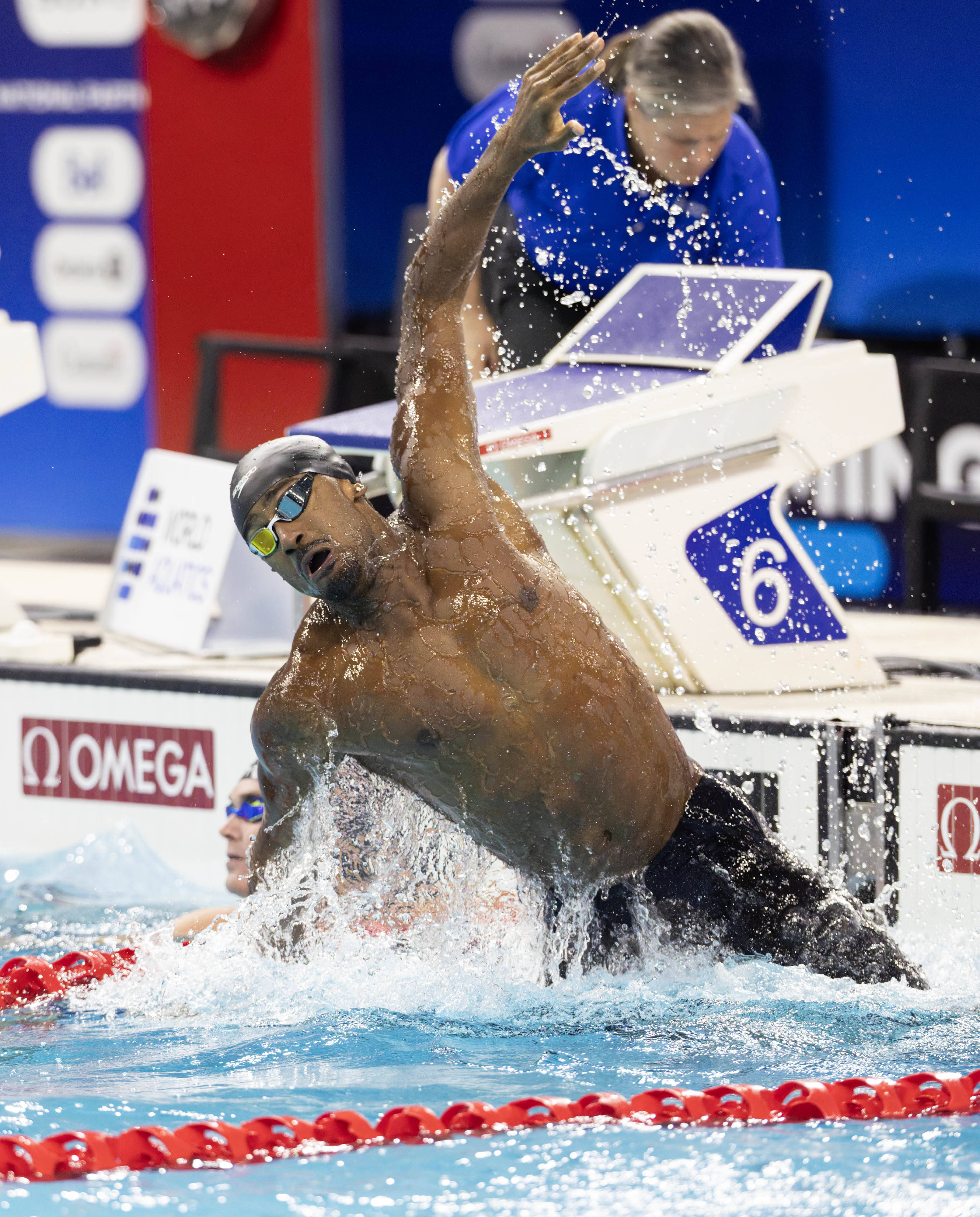 游泳选手刷新世界纪录，震撼全场