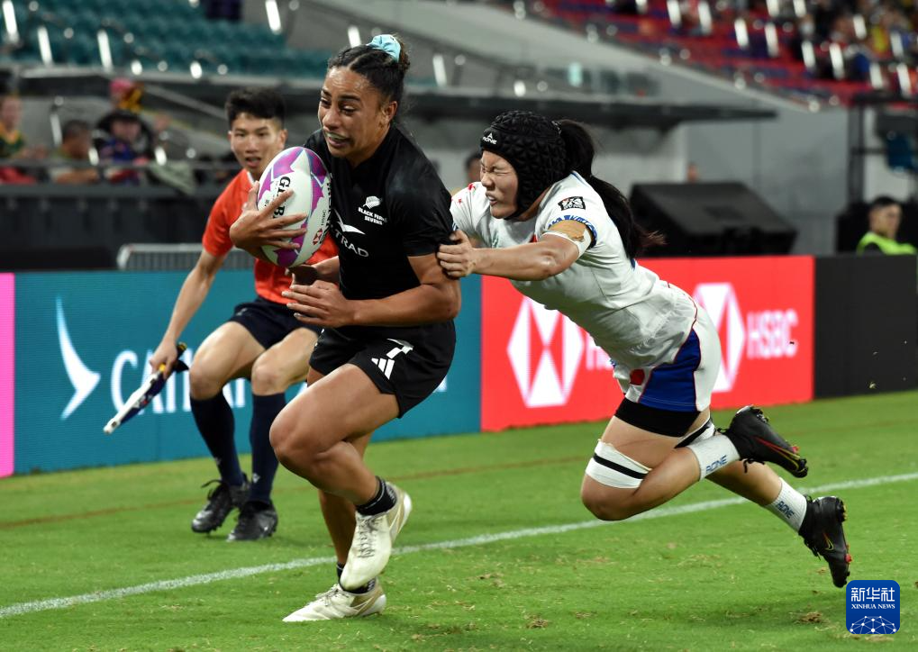 包含橄榄球赛后采访曝光，内幕引发热议的词条