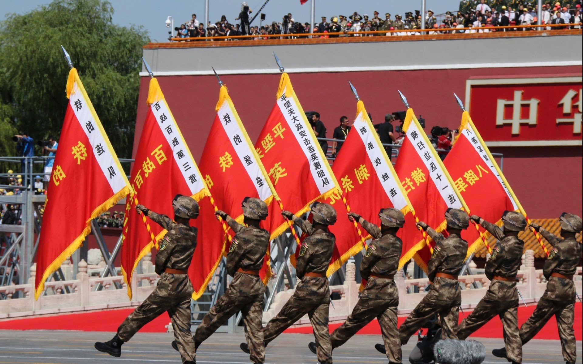 开云体育APP下载-哈肯海姆魔咒？维斯塔潘雨中突袭，围场宿敌见证荷兰铁骑踏平德国堡垒